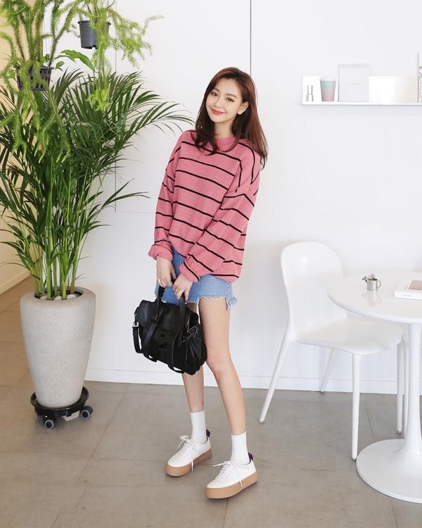 Chọn đồ có họa tiết, kẻ ngang to bản