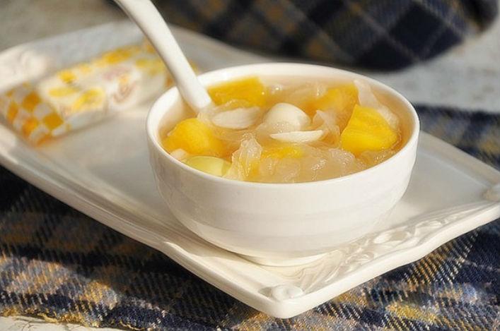 Chè hạt sen nấm tuyết một món ăn chữa đau đầu hiệu quả