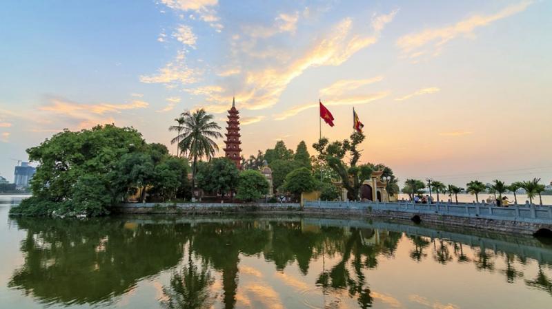 Chùa Trấn Quốc cổ kính bên mặt hồ yên bình
