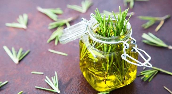 Chữa viêm lỗ chân lông bằng tinh dầu hương thảo
