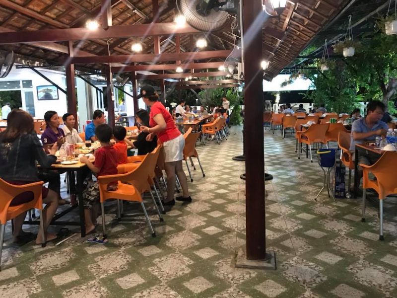 Không gian nhà hàng mát mẻ, sạch sẽ