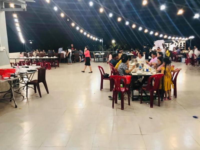 Sân thương nhà hàng rộng rãi và luôn đông khách