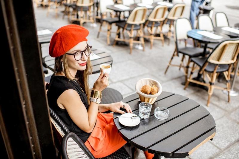 Cô ấy hoàn toàn trung thực với bản thân về thức ăn nhưng không bao giờ cấm bản thân bất cứ điều gì