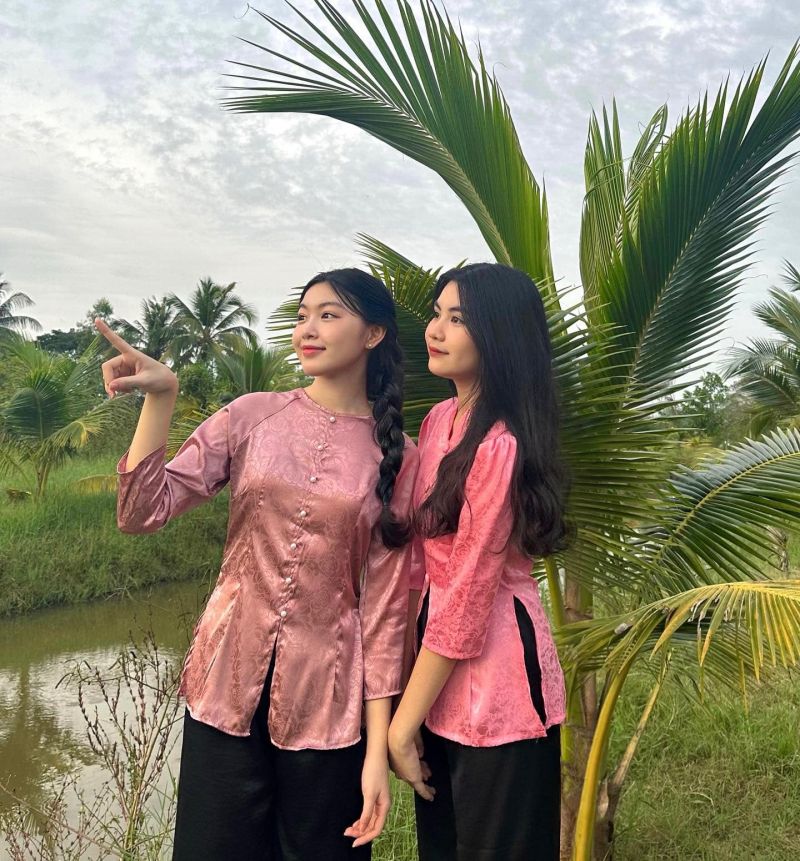 Cô em sông nước
