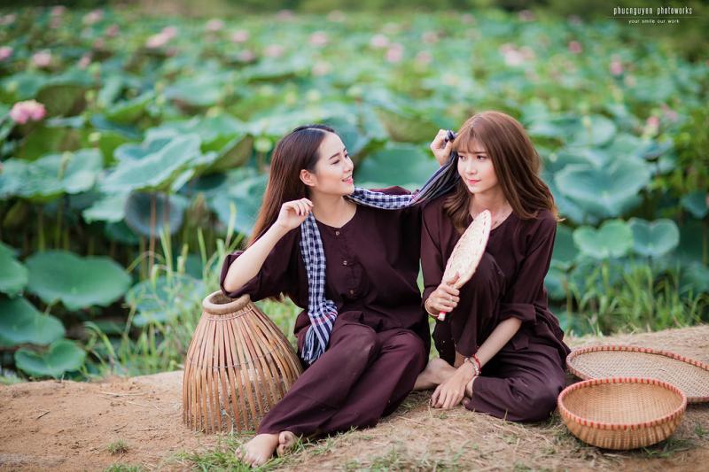Cô em sông nước