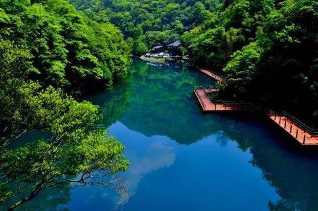 Màu xanh của núi được hòa quyện với màu nước trong suốt, đem lại cảm giác mát mẻ cho người tới chơi
