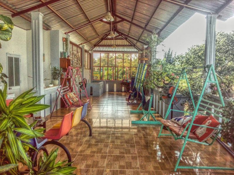 Khu vực phía hiên với những chiếc xích đu lãng mạn