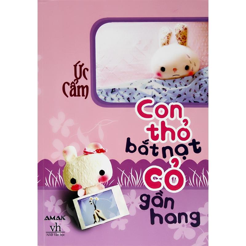 Con thỏ bắt nạt cỏ gần hang