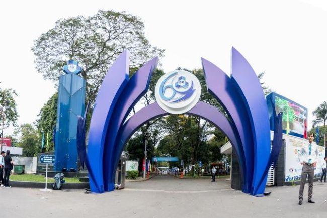 Cổng chào khung sắt được ốp mica