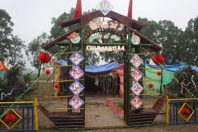 Cổng trại hình con đò