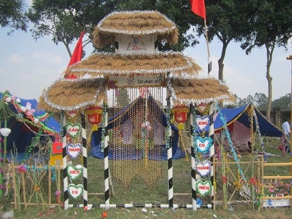 Cổng trại phác họa hình dáng mái đình