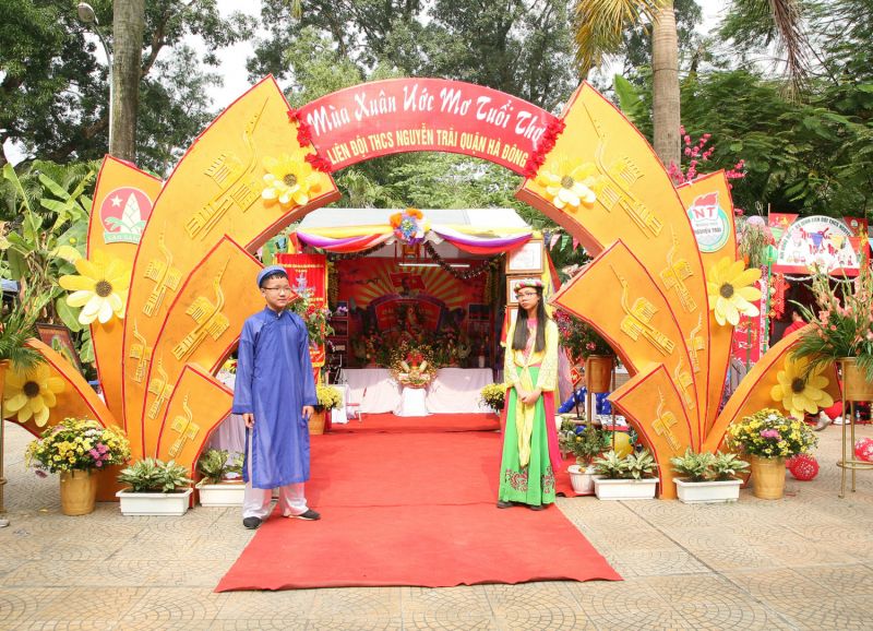 Cổng trại mang không khí mùa xuân
