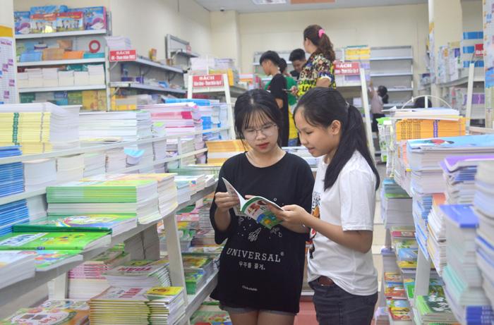 Nhà sách Trần Phu với không gian nhỏ xinh nhưng cực kì gọn gàng, ngăn nắp