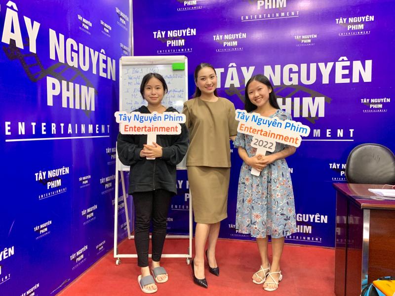 Tây Nguyên Phim - Có những nghệ sĩ chuyên nghiệp hướng dẫn cách làm chủ sân khấu.