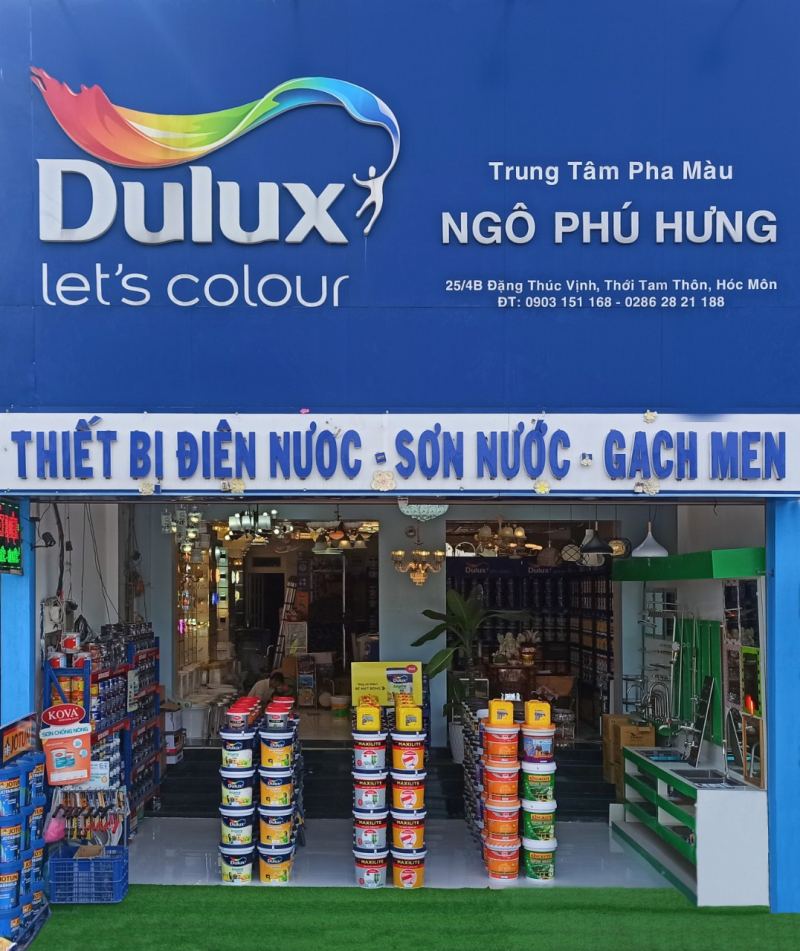 Ngoài cung cấp sơn, cửa hàng còn bán các thiết bị điện nước nữa