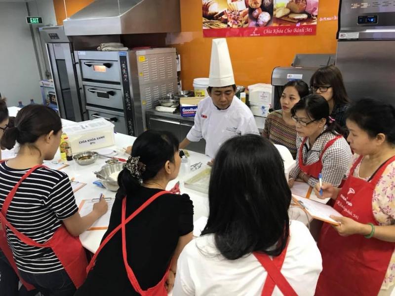 Lớp học làm bánh bông lan trứng muối cuộn phô mai