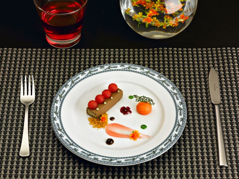 Cửa hàng gốm sứ Minh Long