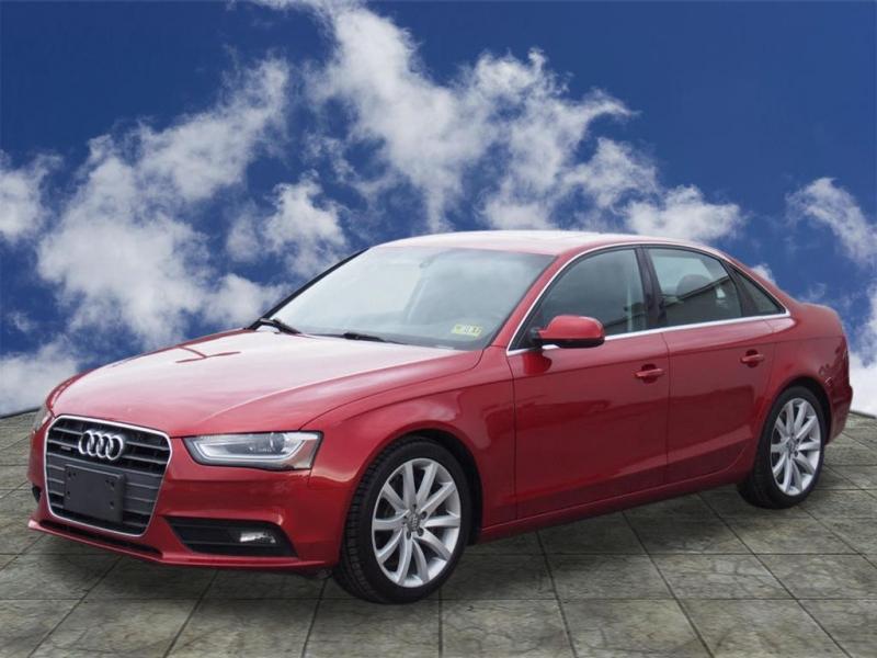 Chiếc xe thể thao bóng bẩy AWD A4 màu đỏ