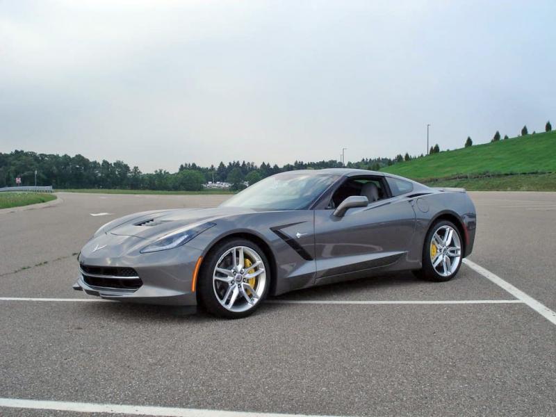 Chiếc xe Chevrolet Corvette màu xám ngọc trai