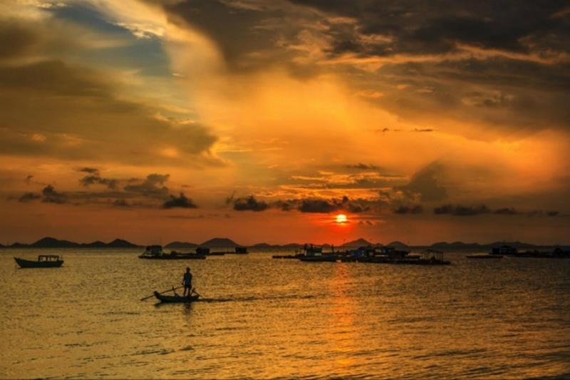 Hoàng hôn trên đầm Đông Hồ