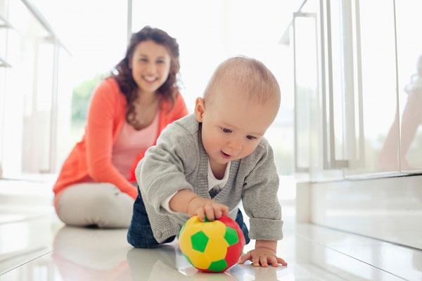 Cho trẻ vận động nhiều giúp trẻ mau đói, thèm ăn hơn