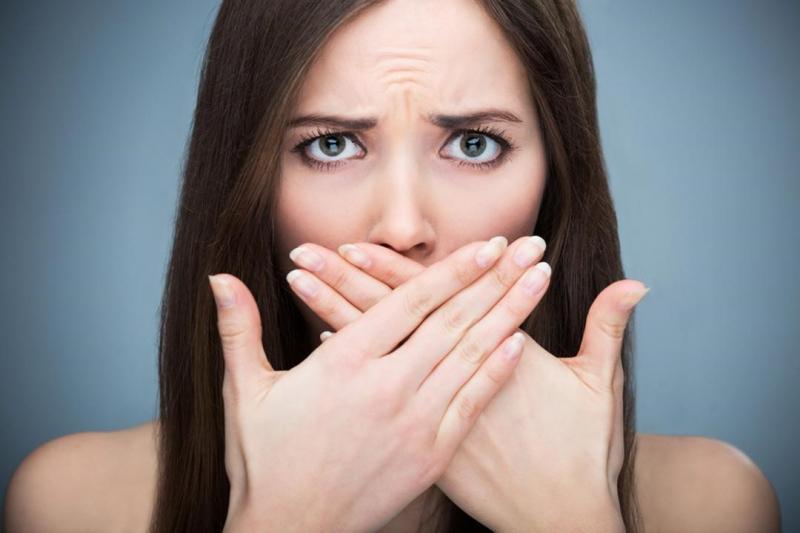 Dán sứ Veneer có bị hôi miệng không?