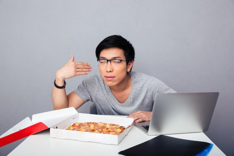 Đánh giá chất lượng bảo quản thực phẩm qua mùi vị, màu sắc bên ngoài