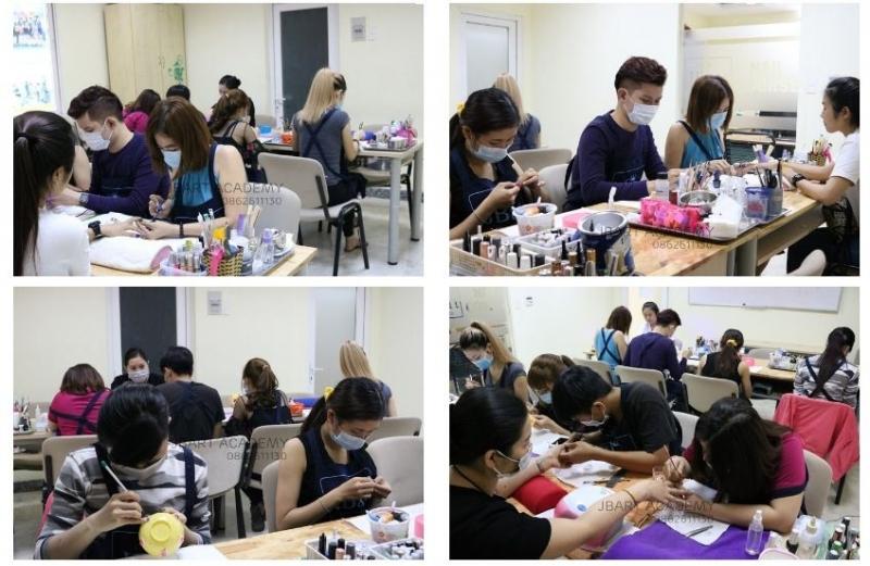 Trước khi có ý định mở tiệm làm nail thì việc đầu tiên bạn phải làm là bỏ thời gian đi học nghề tại các salon lớn, các trung tâm dạy làm đẹp