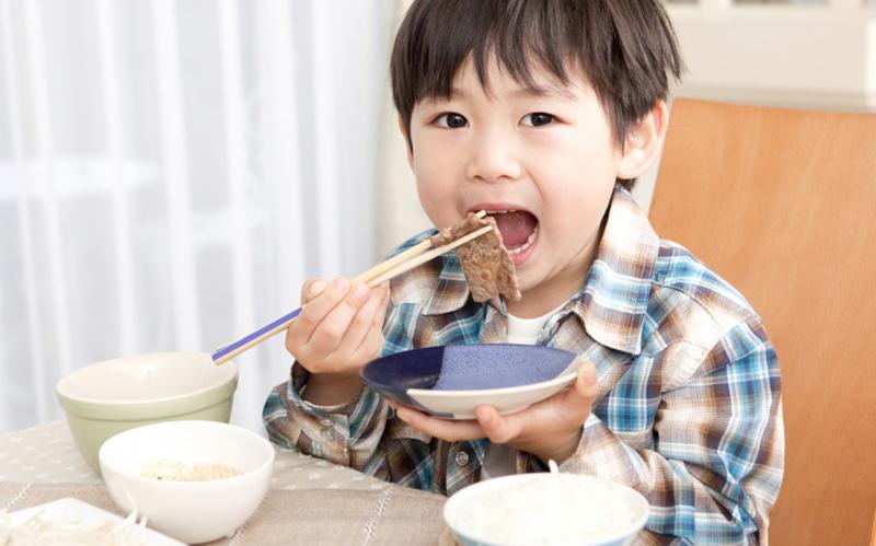 Dạy con tự lập bằng cách cho trẻ tự xúc ăn