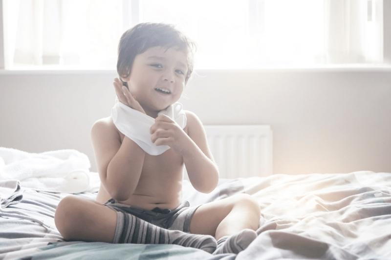 Dạy con tự lập bằng cách để trẻ tự mặc quần áo hàng ngày