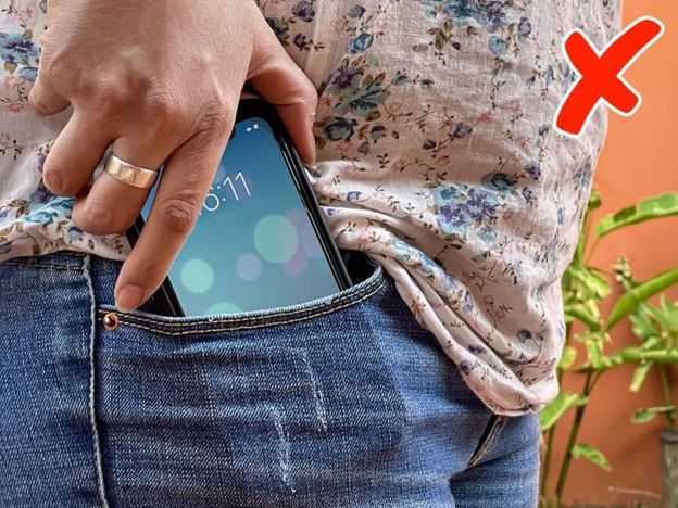 Để điện thoại di động trong túi quần áo