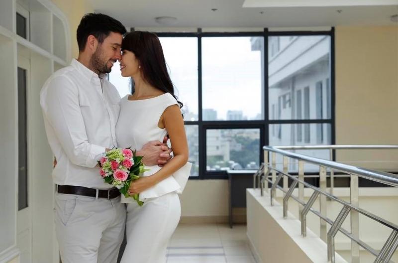Đến gần và chạm khẽ cũng là bí quyết tạo nên sự quyến rũ cho các cô nàng