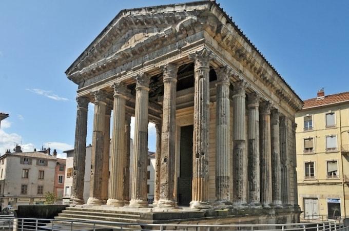 Đền Maison Carree mang đầy nét độc đáo và cổ kính.
