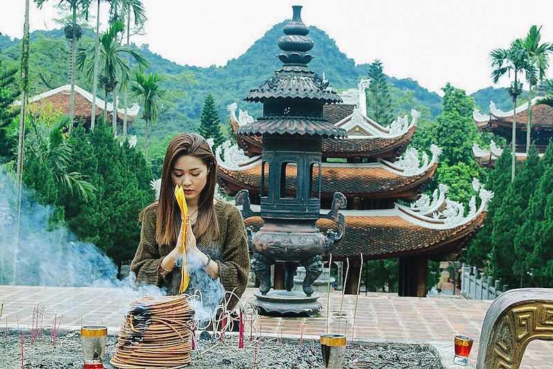 Đi chùa cầu bình an cho cha mẹ