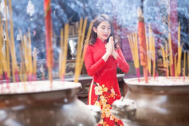 Đi chùa cầu bình an cho cha mẹ