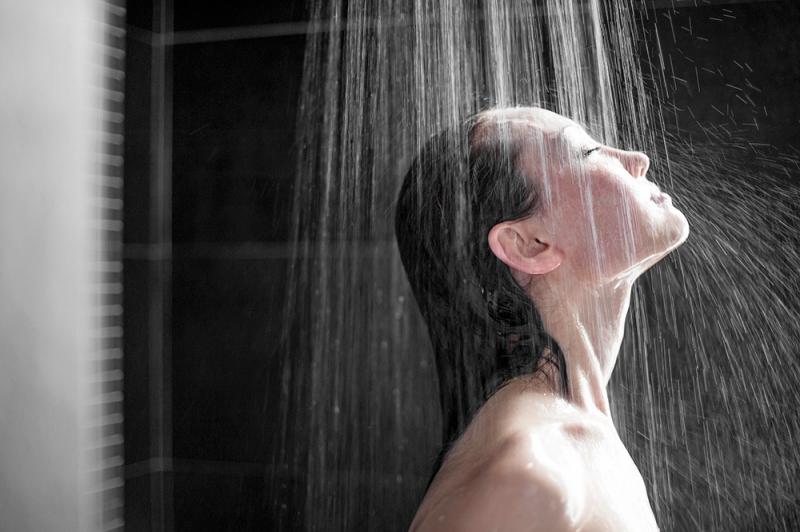 Tắm đêm khiến bạn khó ngủ