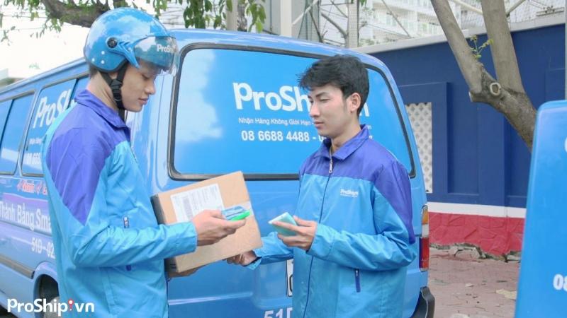 Nhân viên chuyển phát của proship