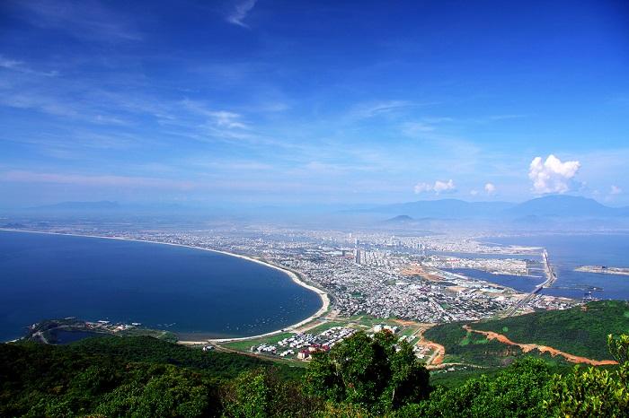 Đỉnh Bàn Cờ nhìn xuống toàn cảnh thành phố
