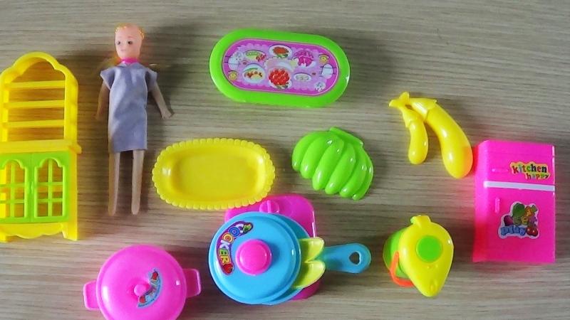 Đồ chơi nấu ăn giúp trẻ nhận biết các loại rau, củ, gia vị.