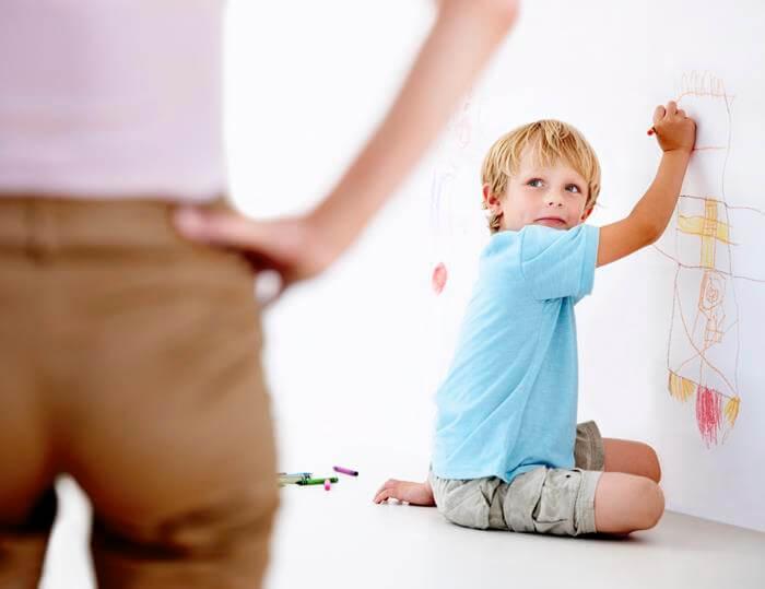 Đối với những vết bẩn do mực, bút chì