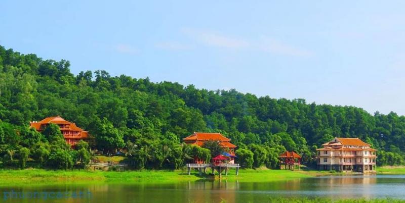 Cổng vào hồ Tiên Sa