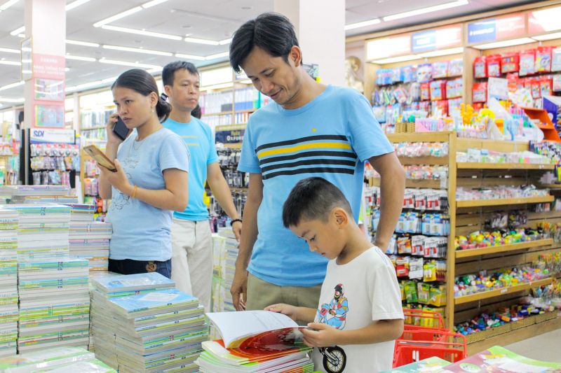 Đưa con đi mua đồng phục, vật dụng cần thiết