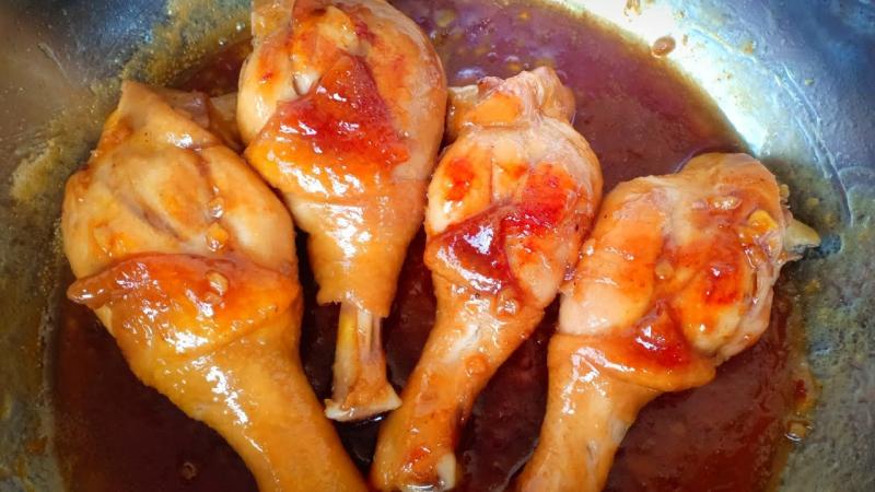 Đùi gà rim nước mắm