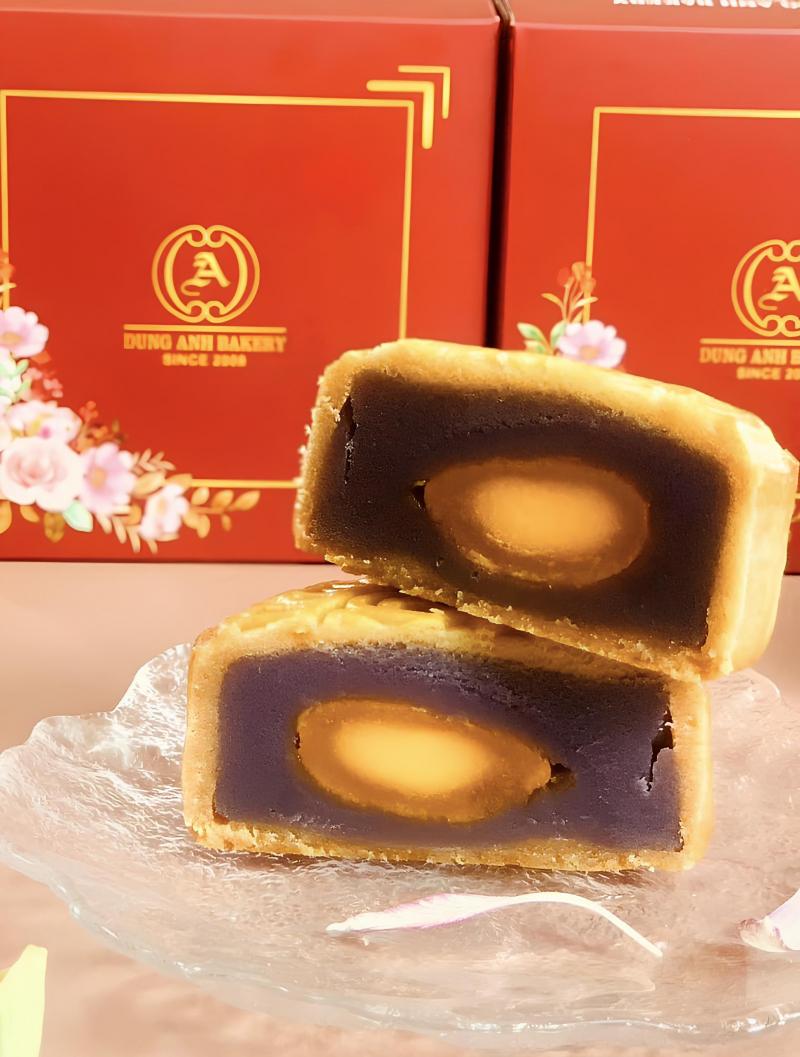 Bánh trung thu trứng muối thơm ngon từ Dung Anh Bakery