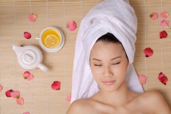 Dùn dầu dừa để dưỡng tóc giúp tóc không bị khô sơ