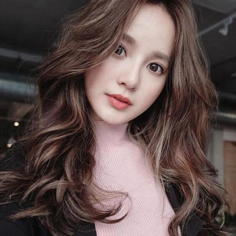 Dùng gel giữ nếp tóc xoăn sóng nước