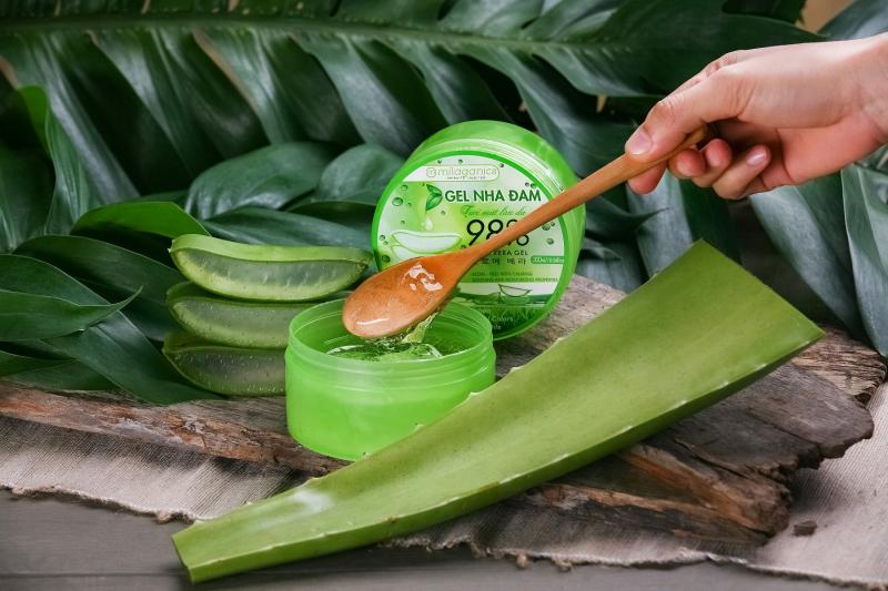 Dùng gel nha đam cấp cứu mát lạnh cho mắt