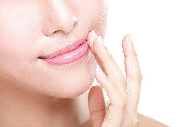 Cần phải thoa một lớp son dưỡng lên trước. Sau đó mới tiếp tục thoa kem lót để môi được bền màu hơn