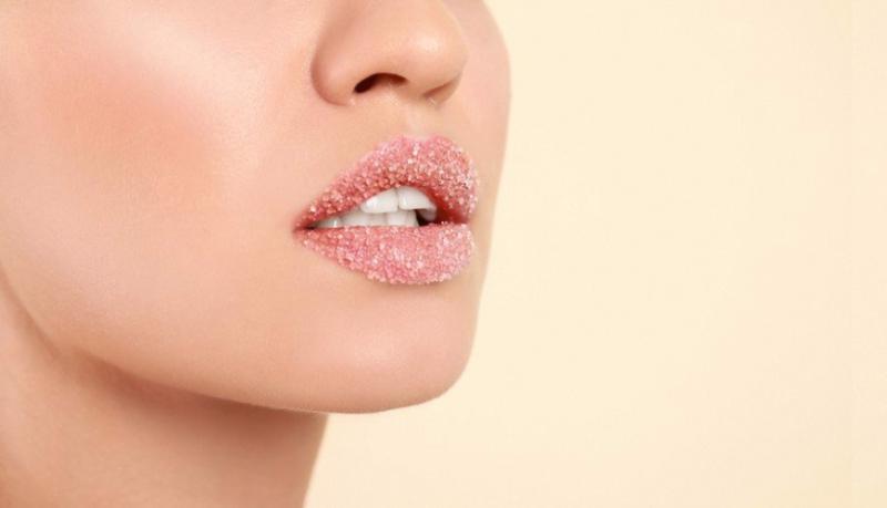 Dùng mascara cũ lấy tế bào chết môi