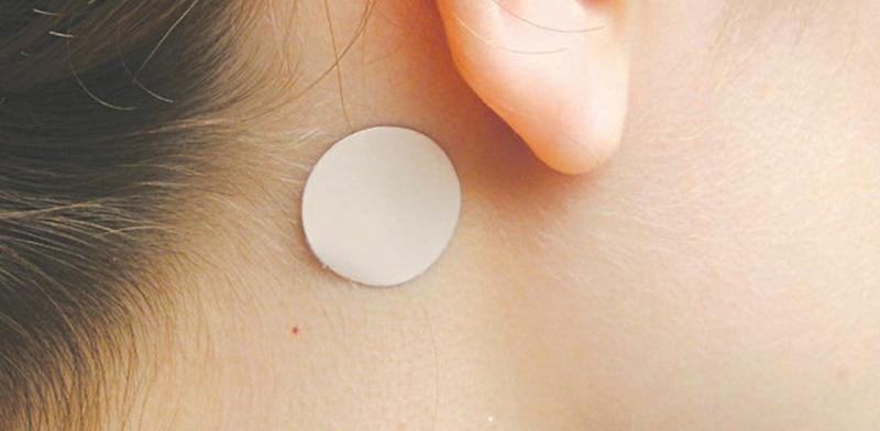 Khi dán vào da dược chất trong miếng băng dán sẽ thấm xuyên qua da để vào tĩnh mạch dưới da, vào máu cho tác dụng giảm kích thích, giảm co thắt, chống buồn nôn và nôn